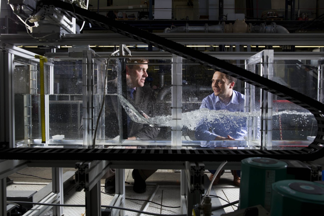 Manuel Metzler und Peter Pelz am Gerinneprüfstand in der Stadtmitte