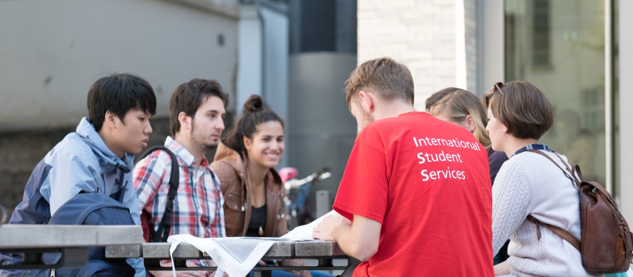 Eine Gruppe internationaler Studierender auf dem Campusplatz, Bild vom Dezernat Internationales