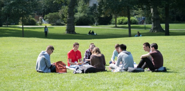 Eine Gruppe internationale Studierende im Herrngarten