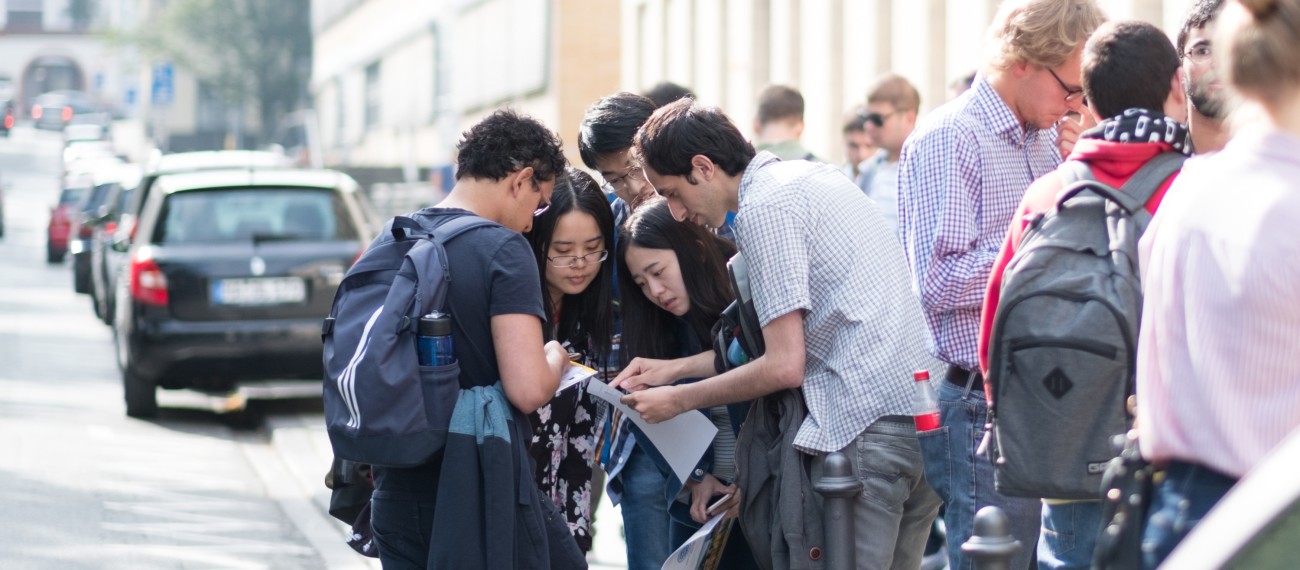 Internationale Studierende orientieren sich auf dem Campus während der ersten Woche