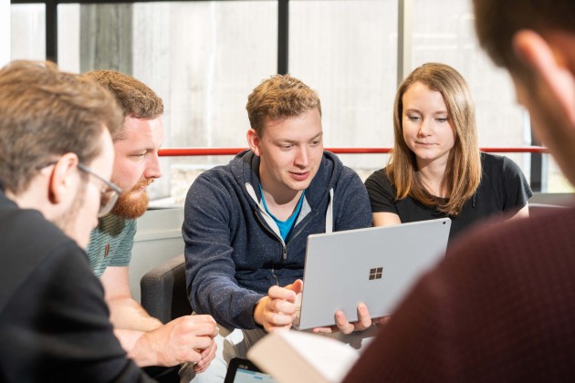 Studenten vor einem Notebook