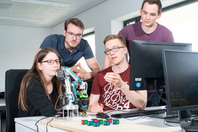 Einge Gruppe Studierender befasst sich mit der Robotik.
