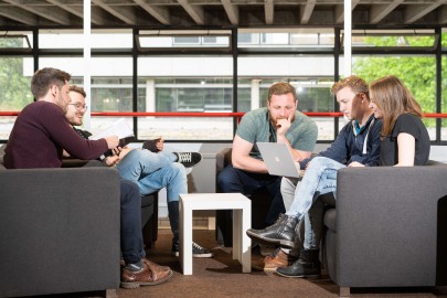 Studenten unterhalten sich.