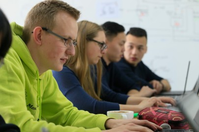 Lernender Studierender in der Seitenansicht, Bild von einem ADP in der Mongolei, erstellt von Prof. Hampe