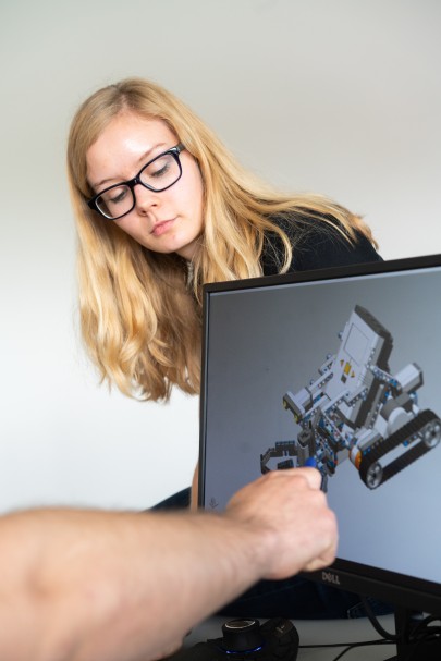 Studentin hinter einem PC-Bildschirm mit geöffnetem CAD-Modell